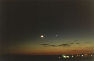 Seskupen Msce, Jupiteru, Marsu a Saturnu 6.4.2000