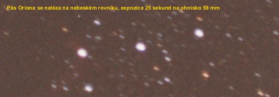 Detail psu Oriona, kde jsou patrn stopy hvzd na nebeskm rovnku po 30 sekundov expozici