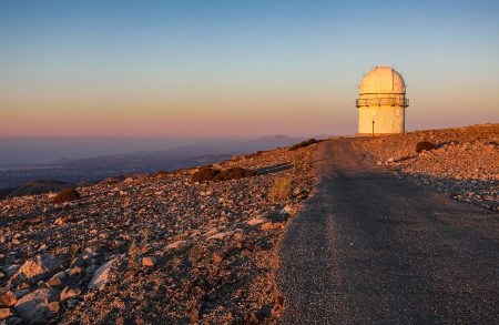 Kopule 1,3m dalekohledu září v posledních slunečních paprscích jako maják, vlevo v údolí hlavní město Kréty – Heraklion. Kupodivu v noci téměř neruší svým osvětlením
