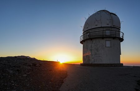 Temperování 1,3m dalekohledu v otevřené kopuli, v přízemí se pozdravím s dvojicí místních astronomů a požádám o svolení udělat si tu pár fotek, více je od příprav na pozorování nezdržuji