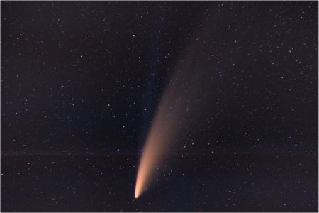 C/2020 F3 (NEOWISE) 12. 7. 2020 kolem třetí ráno, Ralsko, Pentax K-70, Samyang 85 mm T1. 5 JAKO UMC, interní GPS Astrotracer ON, 60 x10sec, ISO 800. Roman Hujer