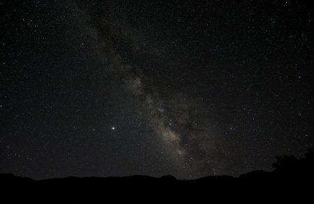 Takhle nějak vypadá Mléčná dráha pouhým okem – fascinující temná zákoutí ve svítících oblacích. A v dalekohledu? Např. pohled 6“ přístrojem na M17 předčí pohled 16“ dalekohledem v Jizerkách, což asi nemá cenu dále komentovat…