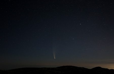 Po východu Měsíce si natahuji budík, a na chvíli si v autě zdřímnu. Po zjeho zazvonění mě čeká tento pohled na kometu C/2020 F3.