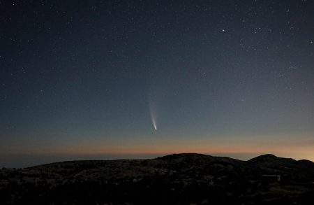 Kometa je úžasná, prachový ohon pouhým okem dosahuje délky přes 10°, v triedru je vidět i iontový ohon