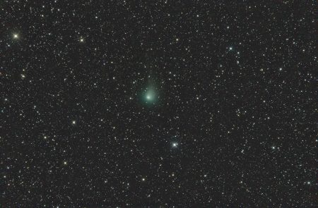 Kometa C/2017 T2 (PanSTARRS) 15. 4. 2020, kolem 23:05 SELČ, 14×1min, ISO6400, Canon 6D, Orion CT8 + Paracorr, f/1005 mm, složeno na hvězdy, centrální koma proložena ze snímku na kometu, ořez na 96 % velikosti pole