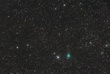 Kometa C/2019 Y1 (ATLAS) 15. 4. 2020, kolem 22:15 SELČ, 20×1min, ISO6400, Canon 6D, Orion CT8 + Paracorr, f/1005 mm, složeno na hvězdy, centrální koma a kus ohonu proloženo ze snímku na kometu