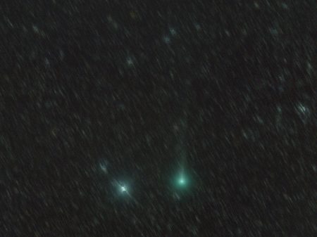 Kometa C/2019 Y1 (ATLAS) 15. 4. 2020, kolem 22:15 SELČ, 34×1min, ISO6400, Canon 6D, Orion CT8 + Paracorr, f/1005 mm, složeno na kometu