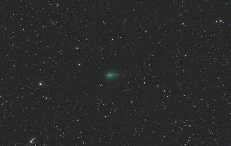 Kometa C/2019 Y4 (ATLAS) 15. 4. 2020, kolem 23:50 SELČ, 34×1min, ISO6400, Canon 6D, Orion CT8 + Paracorr, f/1005 mm, složeno na hvězdy a centrální koma proložena ze snímku na kometu