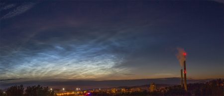 Velmi jasná noční svítící oblaka nad severozápadním obzorem. Canon EOS 550D + 18-135mm objektiv. Čas snímku 22:52 SELČ.