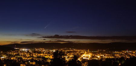 Kometa z vyhlídky Petřín v Jablonci nad Nisou 12. 7. 2020 ve 22:10 SELČ. Canon 6D, Sigma Art 35 mm. Martin Gembec