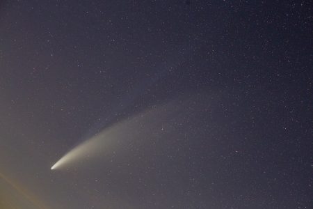 Stejně jako na předchozím snímku, i zde vidíme kometu na jediné neskládané expozici, tentokrát 135mm objektivem při cloně 5,6, expozicí 60 sekund na ISO800