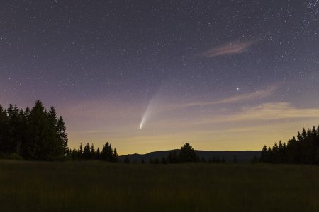 Kometa 13. 7. v 1:40 SELČ v Jizerských horách pod rozhlednou Královka. Expozice 30 sekund, ISO800, Canon 6D, Sigma Art 2/35 mm