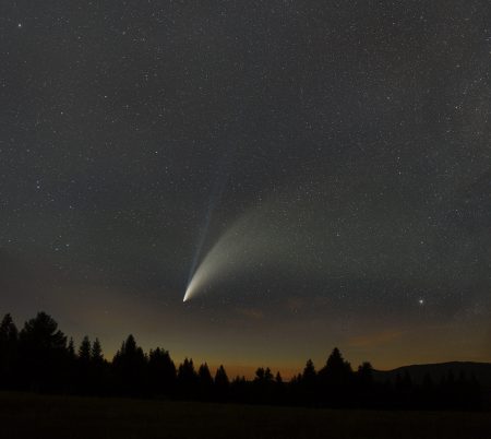 Snímky složené na kometu složené se snímkem krajiny vyfoceným krátce před touto sadou expozic