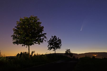 Kometa 17. 7. z kopce Draha nad Radčicemi, 20 s, ISO400, Canon 6D, Sigma Art 2/35 mm.