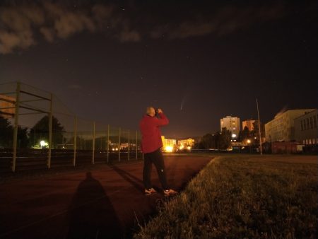 Aleš pozoruje kometu o půlnoci na 17. července ze hřiště ve Mšeně na sídlišti v Jablonci nad Nisou