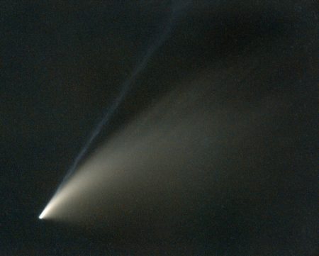 Ukázka snímku složeného na kometu s eliminací hvězd