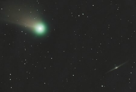 Kometa C/2020 F3 (NEOWISE) a galaxie NGC4565. 1. 8. 2020 kolem 23 SELČ, 18×60s, ISO1600, Canon 6D, Orion CT8 (200/900 s Paracorrem f1000). Ořez pro vinětaci (stále mi chybí vhodná redukce M48/Canon).