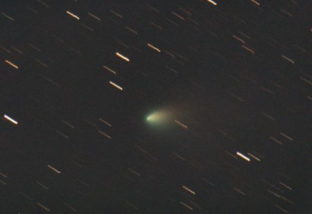 Kometa C/2020 F8 (SWAN) 18. 5. 2020, 25×30s, zač. expozic 2:47 SELČ, Canon 6D, Orion CT8 s Paracorrem (ohnisko cca 1000 mm), ISO3200. 