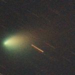 Detail C/2020 F8 (SWAN), kometa má možná i krátký tenký iontový ohon, snímku ale dominuje zelená koma a prachový ohon.