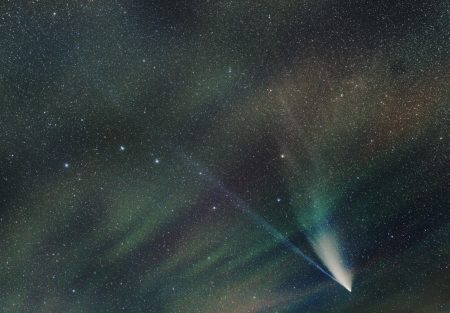Kometa C/2020 F3 (NEOWISE) s airglow a Velkým vozem 22. 7. 2020, 0:40-0:55 SELČ. Složeno 20×60s, ISO1600, Canon 6D, Sigma Art 2/35 mm.
