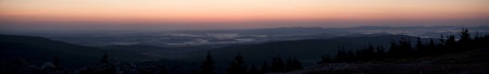 Panorama krajiny s kopci a mlhami