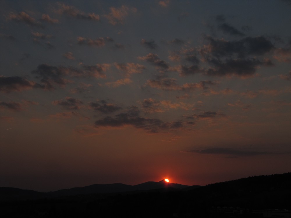 Západ Slunce 21.4.2011 za ještědským hřebenem.