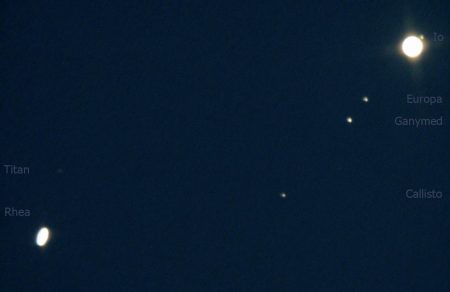 Jupiter a Saturn se svými měsíčky 19. 12. 2020 kolem 16:45 SEČ. Z 500 snímků videa vybráno 100. Kvalita už byla níže nad obzorem horší, ale stoupl kontrast vůči obloze.