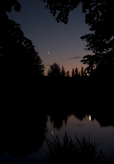 Měsíc a Jpiter nad rybníkem v Úštěku