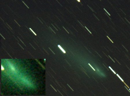 Kometa 15. 5. kolem 21 UT, 29×60s, Canon 6D, Orion CT8 (200/900@1000mm), ISO3200. Výřez zvětšený na 300 %. Martin Gembec