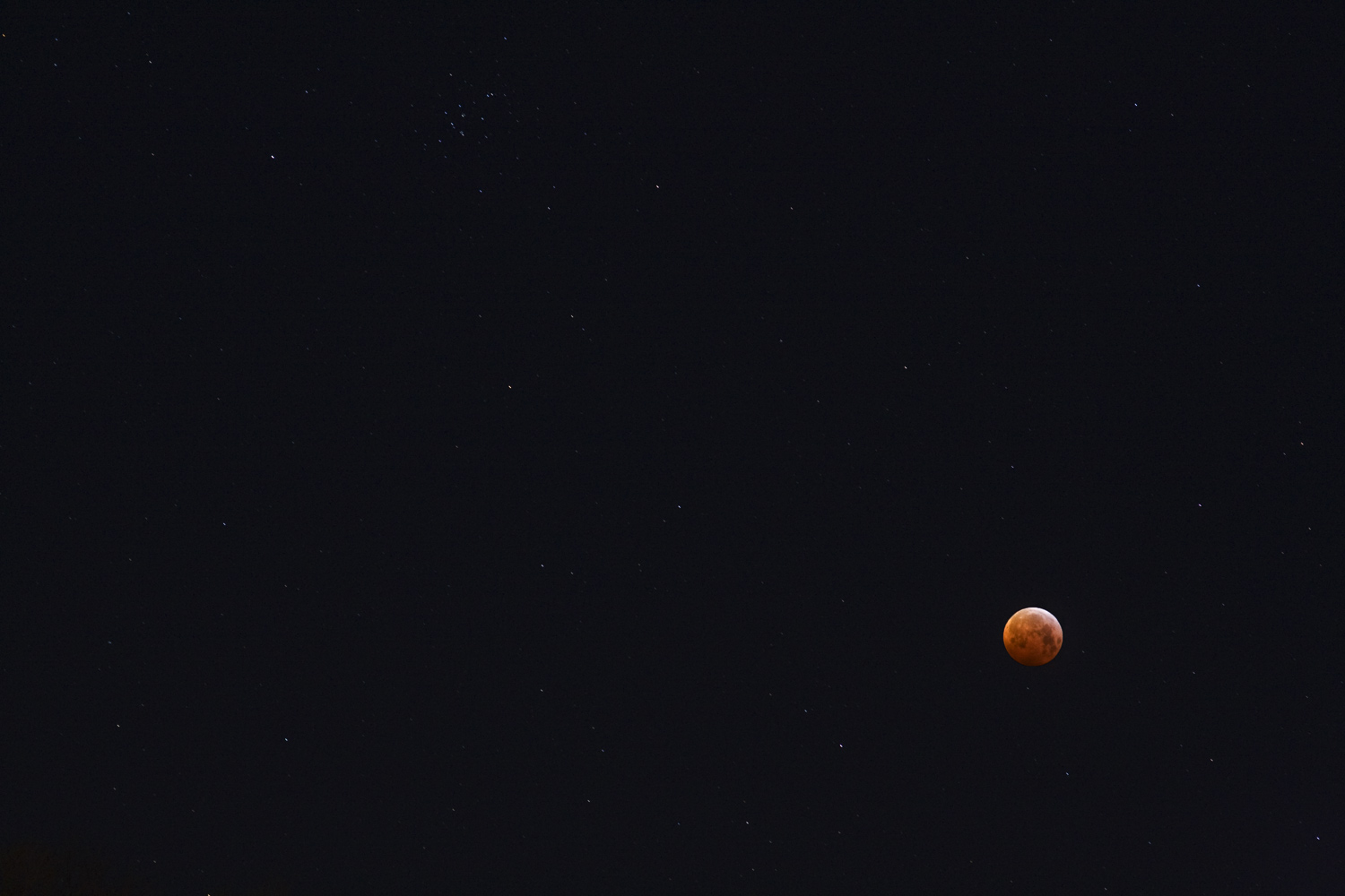 Měsíc a Jesličky teleobjektivem ze stativu, foto: Martin Mašek