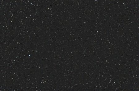 Zatím bezejmenná kometa Catalina 28. 4. 2020 kolem 3:30 SELČ, 32×60s, ISO6400, Canon 6D, ED80/600@f400 mm