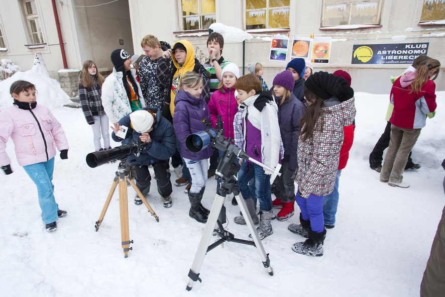 Děti z druhé třídy pozorují dalekohledem