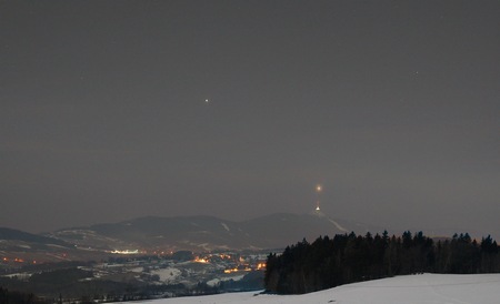 Venuše nad Ještědem, vlevo nahoře Jupiter, foto: Karel Bůna