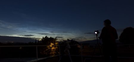 Panorama z terasy hvězdárny. Vpravo Venuše, vlevo v NLC kometa, nad tím Capella ve Vozkovi