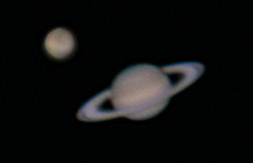 Mars a Saturn 28. dubna 2012. Snímáno přes SCT 6" (150/1500) za okulárem 5 mm. Z videa seskládáno a doostřeno v Registaxu 6.