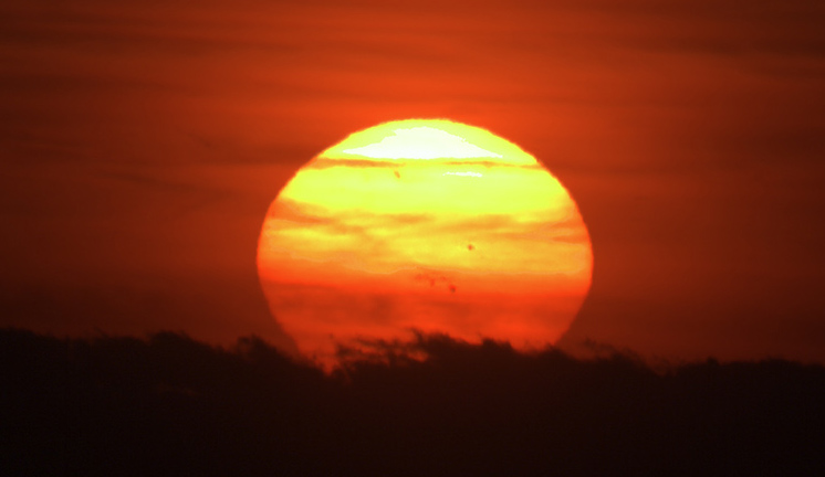 západ Slunce se skvrnami 8.1.2013, výřez, foto: Martin Gembec