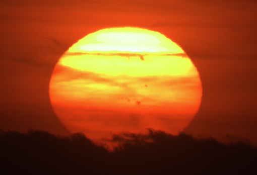 západ Slunce se skvrnami 8.1.2013, výřez, foto: Martin Gembec