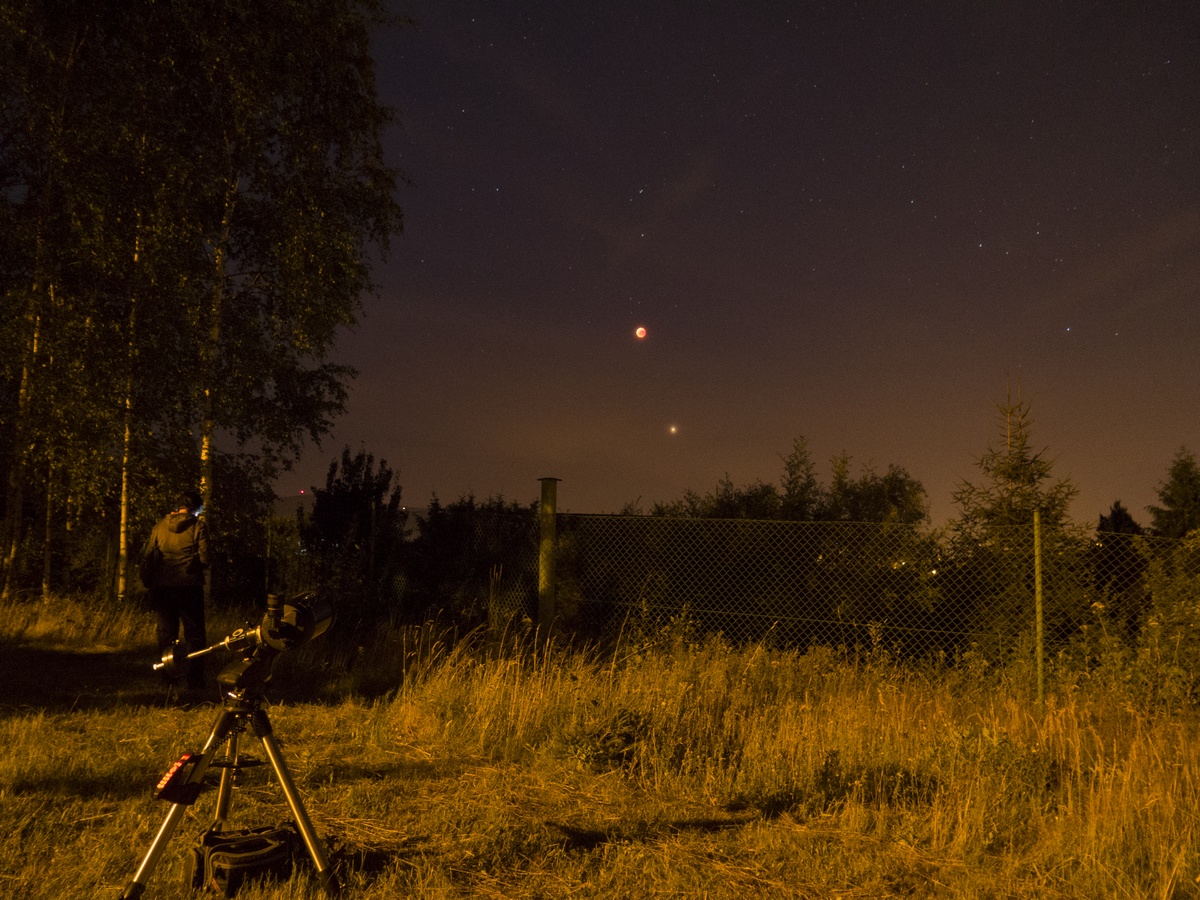 Měsíc a Mars během zatmění ve 22:45 SELČ