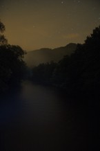 řeka v noci