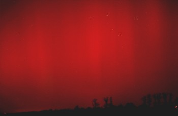 Další nádherné červené oblaky a pruhy polární záře po jedné ráno 1. dubna 2001