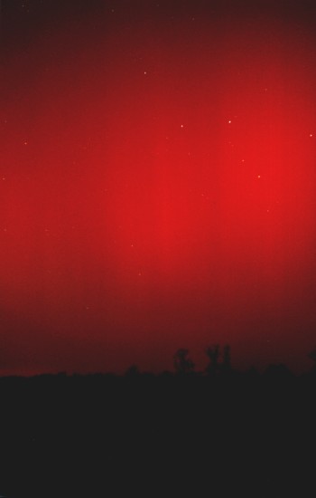 Další nádherné červené oblaky a pruhy polární záře po jedné ráno 1. dubna 2001