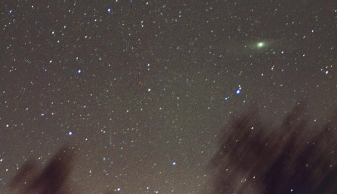 kometa Bradfield vlevo od M31 v Andromed
