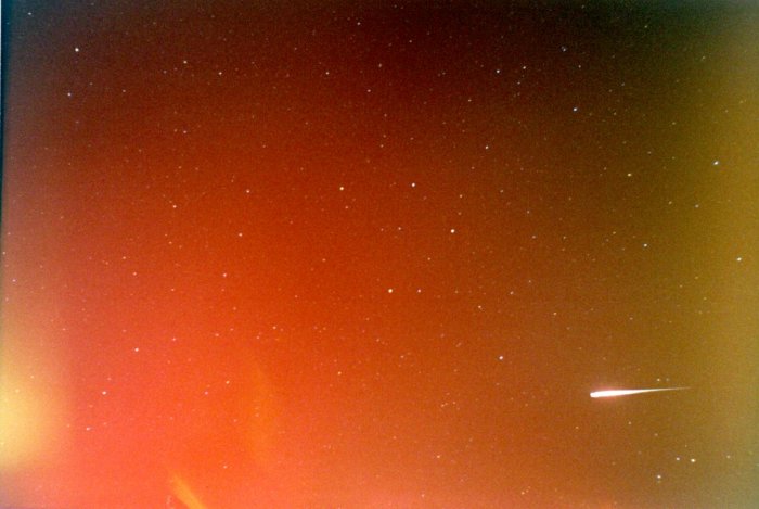 Polární záře a záblesk družice Iridium 3 dne 6. dubna 2000