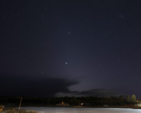 Pohled na západ z terasy hotelu v Bryce Canyon City. Na první pohled zaujme kužel zvířetníkového světla. Jasný objekt je Jupiter. Vpravo dolů od něj je hvězda Hamal z Berana a na stejné spojnici ještě více vpravo dolů je i kometa. 27. 3. 2024 ve 3:20 UT, Sigma 24 mm, Canon R6Mk2.