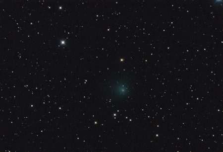 144P/Kushida 8. 1. 2024 ve 23:42 až 23:59 SEČ, Orion CT8 (N200/900) v ohnisku 1006 mm, ZWO ASI294MC Pro, 15×60s, gain120. Foto: M. Gembec