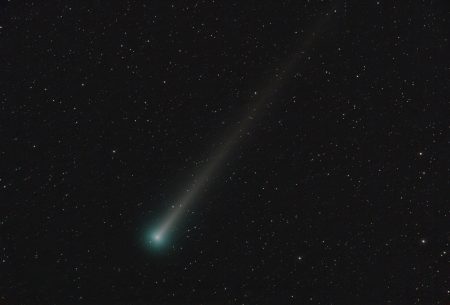 Pokus stabilizovat kometu v hvězdném poli. Na pozadí jsou zbytky po rozmazaných stopách hvězd, ještě se k tomu zkusím vrátit a složit to jinak.