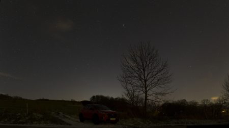 Panorama východní oblohy s kometkou kolem 5:45 SEČ