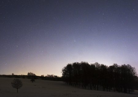 Kometa kolem 6:05 ráno a krajina. Kompozice snímku na krajinu (poloviční rychlostí pohybu hvězd) a na oblohu (rychlostí hvězd). Canon 30Dmod, Sigma Art 35@f2.2, ISO1600, 30s