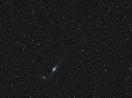 Kometa C/2022 E3 (ZTF) 24. 1. 2022 kolem 1:45 SEČ. Složeno 60 snímků pořízených během půl hodiny. Canon 6D, Samyang 135/f2,2, 61×30 sekund, ISO 3200, Vixen Polarie. K vytvoření takovéhoto obrázku už samozřejmě potřebujete data složit na hvězdy a pak na kometu a pokusit se kometu do snímku s bodovými hvězdami nějak vložit. Snad se vám i přes tyto již trochu nerealistické úpravy bude líbit, že to vlastně zobrazuje stav v ten okamžik, kdy fotky vznikaly.