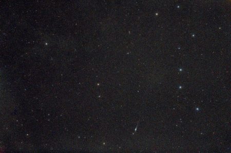 Toto je velmi znásilněná verze snímku 35mm Signou při f2,2, ISO3200, 8×30s. Za pouhé 4 minuty jsou slabě zachyceny i slabé mlhooviny IFN například kolem Polárky. Rozhodl jsem se tento obrázek vložit jako ukázku velikosti komety ve srovnání se známými vozy.